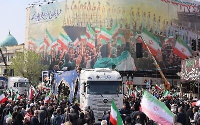 Des personnes rassemblées lors des funérailles d'Ali Larijani, chef de la sécurité iranienne, et de Gholamreza Soleimani, haut responsable du Corps des Gardiens de la Révolution islamique (CGRI), à Téhéran, le 18 mars 2026. (Crédit : Atta Kenare/AFP)