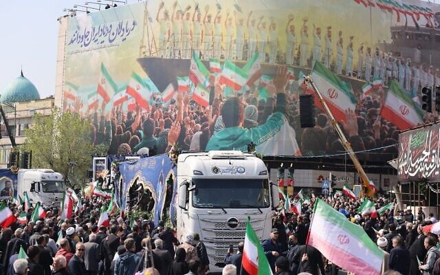 Des personnes rassemblées lors des funérailles d'Ali Larijani, chef de la sécurité iranienne, et de Gholamreza Soleimani, haut responsable du Corps des Gardiens de la Révolution islamique (CGRI), à Téhéran, le 18 mars 2026. (Crédit : Atta Kenare/AFP) Des personnes rassemblées lors des funérailles d'Ali Larijani, chef de la sécurité iranienne, et de Gholamreza Soleimani, haut responsable du Corps des Gardiens de la Révolution islamique (CGRI), à Téhéran, le 18 mars 2026. (Crédit : Atta Kenare/AFP)