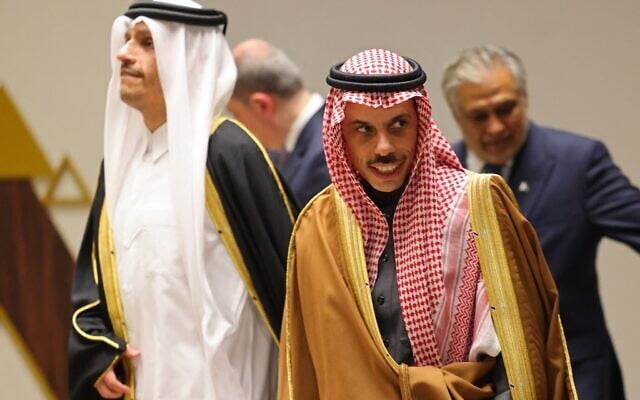 Le ministre saoudien des Affaires étrangères, Faisal ben Farhan al-Saud (à droite), et son homologue qatari, Mohammed ben Abdulrahman al-Thani, assistant à la réunion ministérielle consultative, à Ryad, le 19 mars 2026. (Crédit : Fayez Nureldine/AFP)