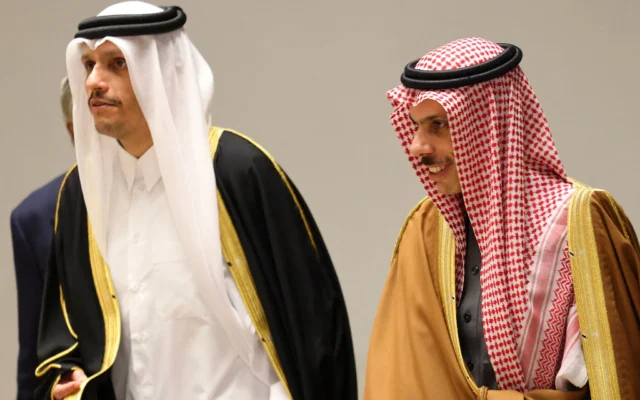 Le ministre saoudien des Affaires étrangères, Faisal bin Farhan Al-Saud (à droite), et son homologue qatari, Mohammed bin Abdulrahman al-Thani, assistent à la réunion ministérielle consultative à Ryad, le 19 mars 2026. (Crédit : Fayez Nureldine/AFP)