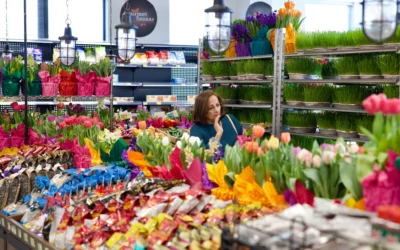 Une femme fait ses achats de sabzeh, une variété d'herbe de blé qui est un élément incontournable des tables du Haft-Sin de Nowruz, tandis que des fleurs sont exposées au Gourmet Bazaar de Rockville, dans le Maryland, le 18 mars 2026, à l'approche de Nowruz, le Nouvel An persan. (Crédit: Amid Farahi/AFP)