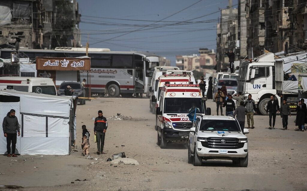 Un convoi transportant des Gazaouis se dirigeant vers le poste-frontière de Rafah avec l'Égypte après sa réouverture, pour la première fois depuis le début de la guerre israélo-améericaine contre la République islamique d'Iran, à Khan Younès, le 19 mars 2026. (Crédit : Bashar Taleb/AFP)