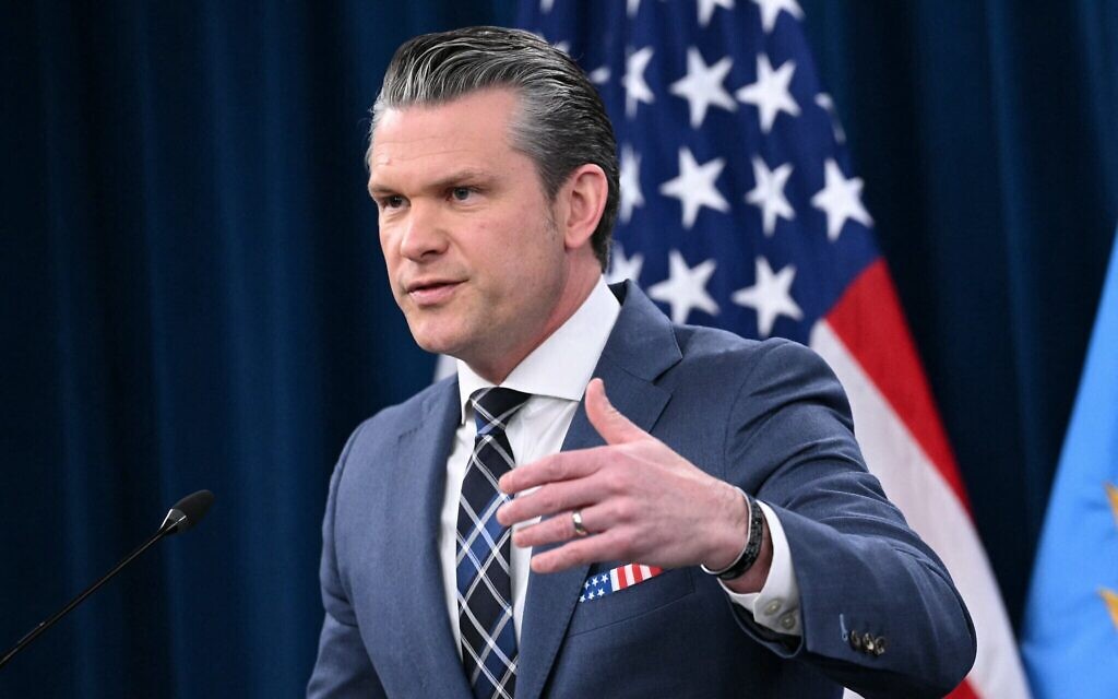 Le secrétaire américain à la Défense, Pete Hegseth, s'exprimant lors d'une conférence de presse, au Pentagone à Washington, le 19 mars 2026. (Crédit : Mandel Ngan/AFP)