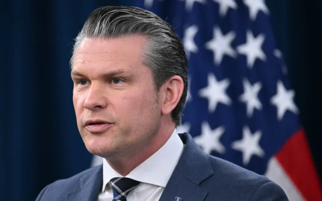 Le secrétaire américain à la Défense, Pete Hegseth, s’exprime lors d’une conférence de presse au Pentagone à Washington, DC, le 19 mars 2026 (Mandel NGAN / AFP)