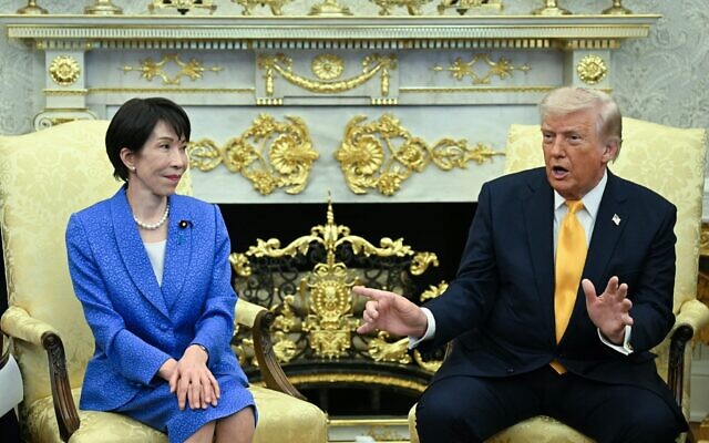 Le président américain Donald Trump recevant la Première ministre japonaise Sanae Takaichi, dans le Bureau ovale de la Maison Blanche, à Washington, le 19 mars 2026. (Crédit : Jim Watson/AFP)
