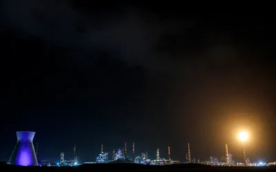 Du gaz brûle à la raffinerie de pétrole de Haïfa, dans le nord d'Israël, tard dans la soirée du 19 mars 2026. (Crédit : Odd ANDERSEN / AFP) Du gaz brûle à la raffinerie de pétrole de Haïfa, dans le nord d'Israël, tard dans la soirée du 19 mars 2026. (Crédit : Odd ANDERSEN / AFP)