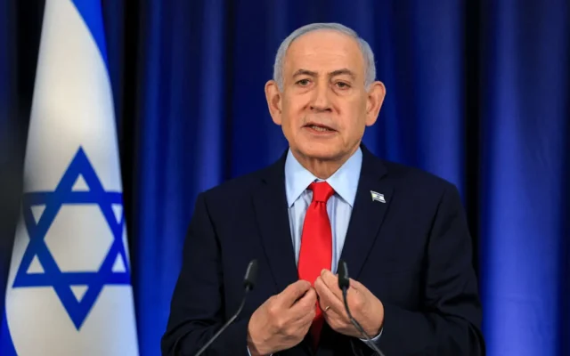 Le Premier ministre Benjamin Netanyahu prend la parole lors d'une conférence de presse à Jérusalem le 19 mars 2026. (Crédit : Ronen Zvulun/AFP)