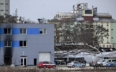 Des pompiers et des enquêteurs inspectant les lieux de l'usine incendiée appartenant au fabricant d'armes tchèque LPP Holding, dans la ville de Pardubice, en Bohême orientale, en République tchèque, le 20 mars 2026. (Crédit :Michal Cizek/AFP) Des pompiers et des enquêteurs inspectant les lieux de l'usine incendiée appartenant au fabricant d'armes tchèque LPP Holding, dans la ville de Pardubice, en Bohême orientale, en République tchèque, le 20 mars 2026. (Crédit :Michal Cizek/AFP)