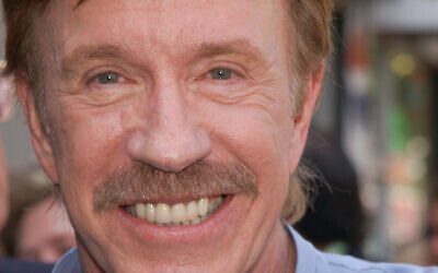 L'acteur américain Chuck Norris assistant à la cérémonie de remise de l'étoile de Michael Bolton sur le Walk of Fame à Hollywood, en Californie, le 27 août 2002. (Crédit : Chris DELMAS / AFP)