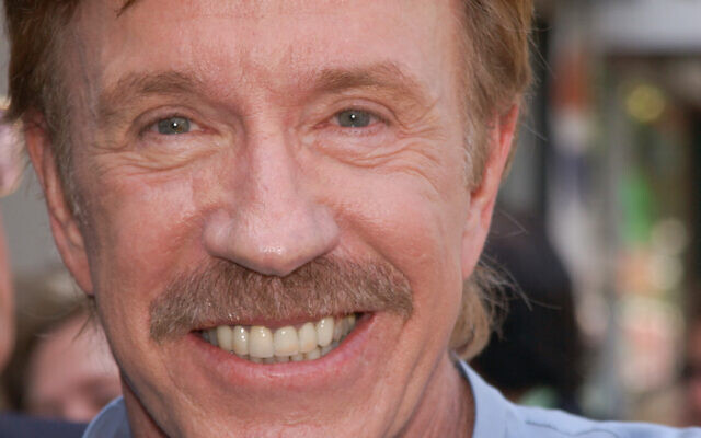 L'acteur américain Chuck Norris assistant à la cérémonie de remise de l'étoile de Michael Bolton sur le Walk of Fame à Hollywood, en Californie, le 27 août 2002. (Crédit : Chris DELMAS / AFP)