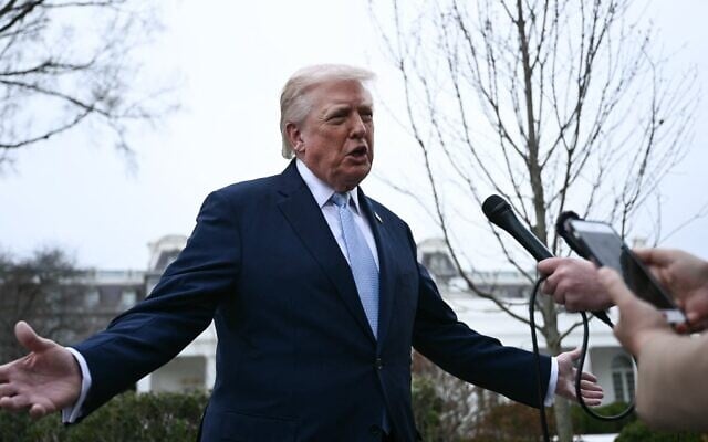 Le président américain Donald Trump s'adresse aux journalistes avant de monter à bord de Marine One alors qu'il quitte la pelouse sud de la Maison Blanche à Washington, DC, le 20 mars 2026, pour se rendre à sa résidence de Mar-a-Lago, où il passera le week-end. (Crédit : Brendan SMIALOWSKI / AFP)