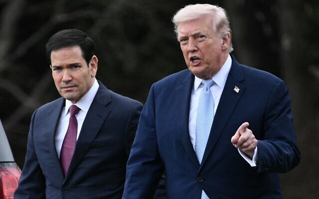 Le président américain Donald Trump marchant aux côtés du secrétaire d'État américain Marco Rubio alors qu'il quitte la pelouse sud de la Maison Blanche  pour se rendre à sa résidence de Mar-a-Lago, où il passera le week-end, à Washington, le 20 mars 2026. (Crédit : Brendan Smialowski/AFP)