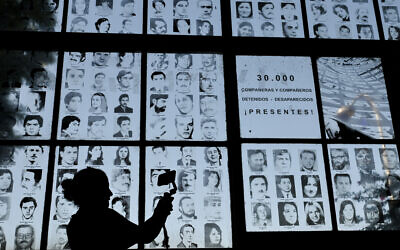 Des photos de personnes disparues pendant la dictature argentine (1976-1983) sont exposées dans l'ancien centre de détention clandestin de l'École navale (ESMA) à Buenos Aires, le 18 mars 2026. (Crédit: Luis ROBAYO / AFP)