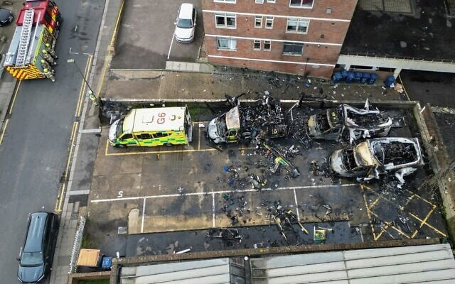 Cette vue aérienne montre des ambulances gérées par une organisation juive calcinées, incendiées pendant la nuit, sur un parking le long d'une rue du quartier de Golders Green, au nord de Londres, le 23 mars 2026. (Crédit : Henry Nicholls/AFP) Cette vue aérienne montre des ambulances gérées par une organisation juive calcinées, incendiées pendant la nuit, sur un parking le long d'une rue du quartier de Golders Green, au nord de Londres, le 23 mars 2026. (Crédit : Henry Nicholls/AFP)