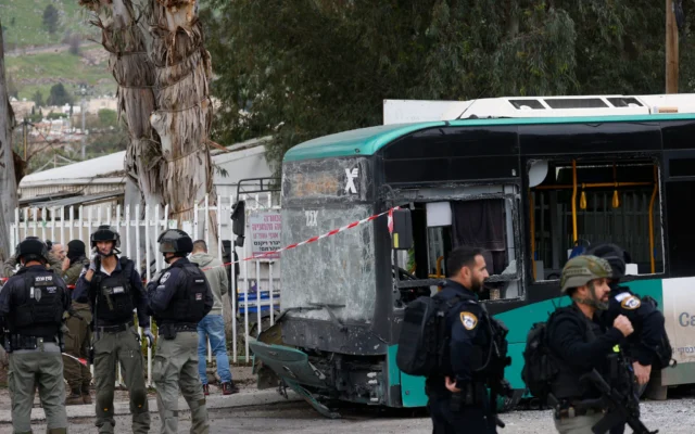 Les forces de sécurité israéliennes se rassemblent sur le site d’un tir de missile du Hezbollah qui a visé un bus dans la ville frontalière de Kiryat Shmona, au nord d’Israël, le 23 mars 2026. (Crédit : Jalaa MAREY/AFP) Les forces de sécurité israéliennes se rassemblent sur le site d’un tir de missile du Hezbollah qui a visé un bus dans la ville frontalière de Kiryat Shmona, au nord d’Israël, le 23 mars 2026. (Crédit : Jalaa MAREY/AFP)