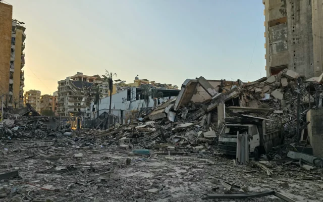 Le site d'une frappe aérienne israélienne dans le quartier de Haret Hreik, en banlieue sud de Beyrouth, le 24 mars 2026. (Crédit : AFP)