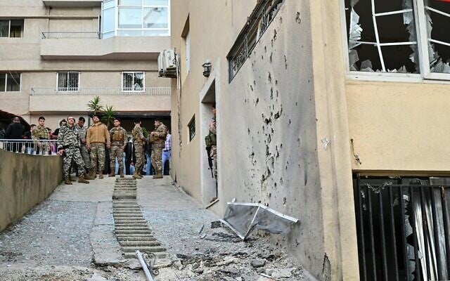 Des soldats libanais sur le site où des fragments d'un missile iranien intercepté se sont abattus, à Sahel Alma, au nord de Beyrouth, le 24 mars 2026. (Crédit : Fadel Itani/AFP)