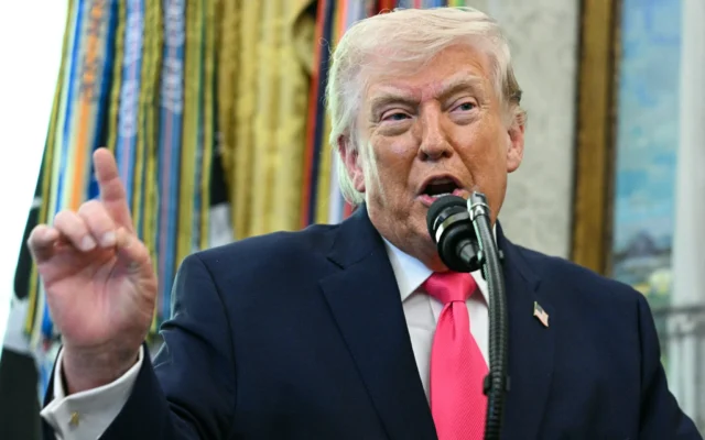 Le président américain Donald Trump s'exprimant lors de la cérémonie de prestation de serment du nouveau secrétaire à la Sécurité intérieure, Markwayne Mullin, dans le Bureau ovale de la Maison Blanche, à Washington, le 24 mars 2026. (Crédit : Jim Watson/AFP)