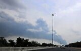 De la fumée s’élevant au-dessus de la zone de l’aéroport international du Koweït après qu’un drone iranien a frappé un dépôt de carburant, le 25 mars 2026. (Crédit : AFP)