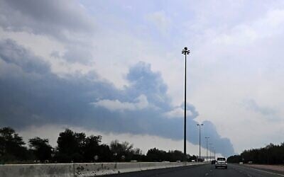 De la fumée s’élevant au-dessus de la zone de l’aéroport international du Koweït après qu’un drone iranien a frappé un dépôt de carburant, le 25 mars 2026. (Crédit : AFP)