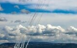 Vues depuis la ville méridionale de Tyr, des traînées des roquettes tirées par le Hezbollah depuis le sud du Liban en direction d'Israël, le 25 mars 2026. (Crédit : Kawnat Haju/AFP)