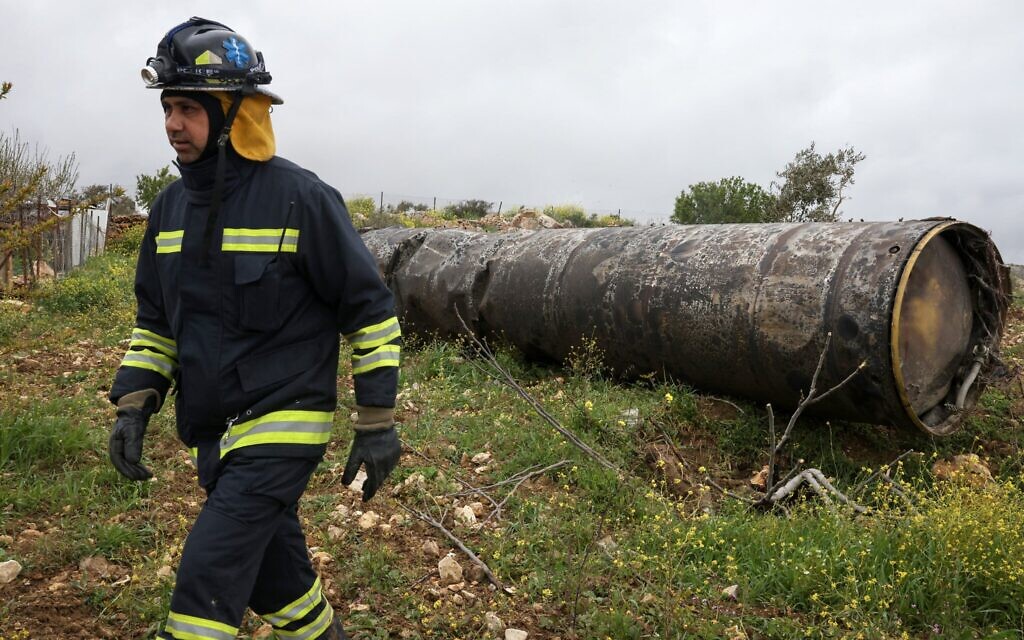 Un démineur palestinien s'éloignant après avoir inspecté les débris d'un missile qui s'est abattu dans le village de Beitin, en Cisjordanie, au nord-est de la ville de Ramallah, le 26 mars 2026. (Crédit : Zain Jaafar/AFP)