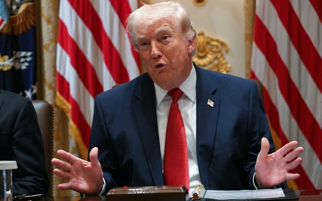Le président américain Donald Trump s’exprimant lors d’une réunion du Conseil des ministres, dans la salle du Conseil des ministres de la Maison Blanche, le 26 mars 2026. (Crédit : Jim Watson/AFP)