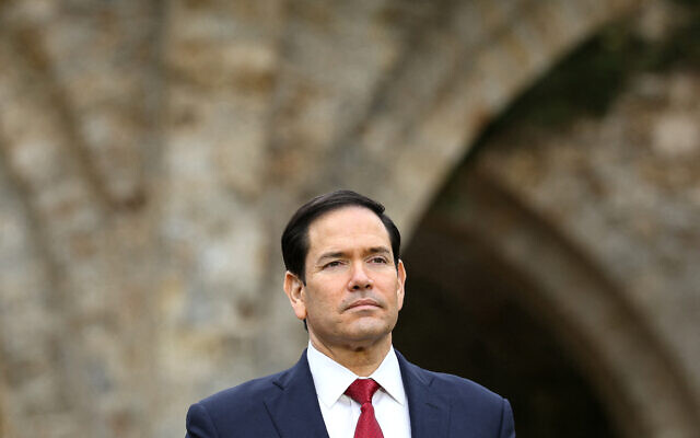 Le secrétaire d'État américain Marco Rubio arrive à l'abbaye de Vaux-de-Cernay, à Cernay-la-Ville, près de Paris, pour une réunion des ministres des Affaires étrangères du G7, le 27 mars 2026. (Crédit: Alain JOCARD / AFP) Le secrétaire d'État américain Marco Rubio arrive à l'abbaye de Vaux-de-Cernay, à Cernay-la-Ville, près de Paris, pour une réunion des ministres des Affaires étrangères du G7, le 27 mars 2026. (Crédit: Alain JOCARD / AFP)