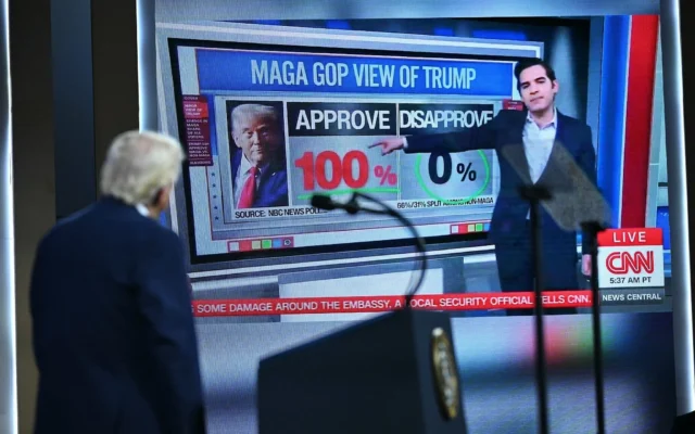 Le président américain Donald Trump montrant l'extrait d’un reportage de CNN alors qu’il s’exprime lors du sommet « Future Investment Initiative », à Miami Beach, en Floride, le 27 mars 2026. (Crédit : Mandel Ngan/AFP) Le président américain Donald Trump montrant l'extrait d’un reportage de CNN alors qu’il s’exprime lors du sommet « Future Investment Initiative », à Miami Beach, en Floride, le 27 mars 2026. (Crédit : Mandel Ngan/AFP)