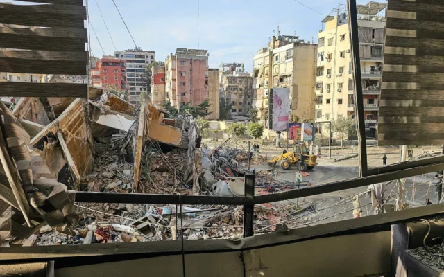Un bulldozer déblaye les débris d'une rue sur le site d'une frappe aérienne israélienne menée pendant la nuit dans la banlieue sud de Beyrouth, au Liban, le 28 mars 2026. (Crédit : AFP) Un bulldozer déblaye les débris d'une rue sur le site d'une frappe aérienne israélienne menée pendant la nuit dans la banlieue sud de Beyrouth, au Liban, le 28 mars 2026. (Crédit : AFP)