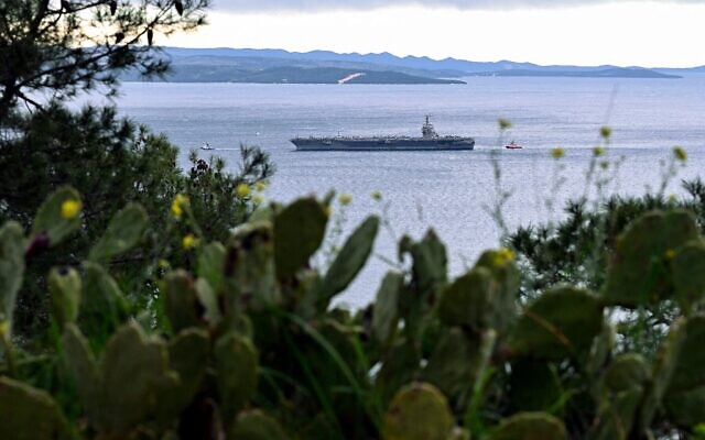 Le plus grand porte-avions du monde, l'USS Gerald R. Ford, qui a participé à des opérations militaires au Moyen-Orient, arrivant dans la ville côtière croate de Split pour une escale programmée et une maintenance, le 28 mars 2026. (Crédit : Elvis Barukčić/AFP)