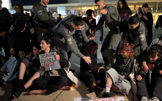 La police tentant de disperser des manifestants anti-guerre, sur la Place Habima, à Tel Aviv, le 28 mars 2026. (Crédit : Ilia Yefimovich/AFP)