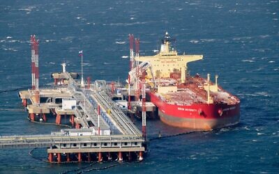 Un pétrolier ancré au terminal d'exportation de pétrole du port de Kozmino, à l'extrême est de la Russie. (Crédit : AP Photo)