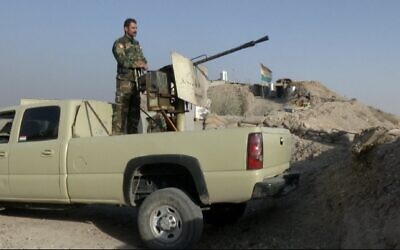 Illustration : Un milicien du Parti de la liberté du Kurdistan, un groupe d'opposition kurde iranien, se tenant derrière sa mitrailleuse montée sur un camion près de la ville irakienne de Kirkouk, le 5 septembre 2016. (Crédit : Balint Szlanko/AP)
