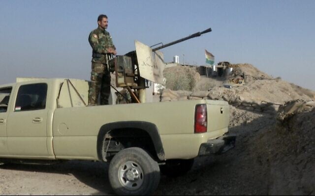 Illustration : Un milicien du Parti de la liberté du Kurdistan, un groupe d'opposition kurde iranien, se tenant derrière sa mitrailleuse montée sur un camion près de la ville irakienne de Kirkouk, le 5 septembre 2016. (Crédit : Balint Szlanko/AP)