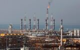 Photo d'illustration : Une raffinerie de gaz en cours de construction sur le gisement de South Pars visible sur la côte nord du golfe Persique, à Asalouyeh, en Iran, le 22 janvier 2014. (Crédit : Vahid Salemi/AP Photo)