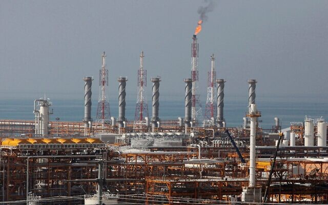 Photo d'illustration : Une raffinerie de gaz en cours de construction sur le gisement de South Pars visible sur la côte nord du golfe Persique, à Asalouyeh, en Iran, le 22 janvier 2014. (Crédit : Vahid Salemi/AP Photo)