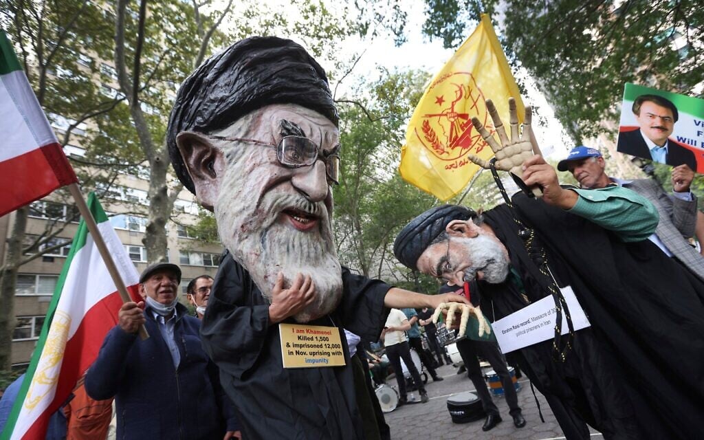 Illustration : Des manifestants portant des costumes représentant le guide suprême iranien, l'ayatollah Ali Khamenei (à gauche), et l'ancien dictateur iranien Ebrahim Raïssi (à droite), lors de l'Assemblée générale des Nations unies, à New York, le 21 septembre 2021. (Crédit : Jason DeCrow/AP Photo)