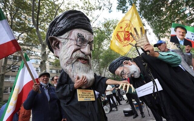 Illustration : Des manifestants portant des costumes représentant le guide suprême iranien, l'ayatollah Ali Khamenei (à gauche), et l'ancien dictateur iranien Ebrahim Raïssi (à droite), lors de l'Assemblée générale des Nations unies, à New York, le 21 septembre 2021. (Crédit : Jason DeCrow/AP Photo)