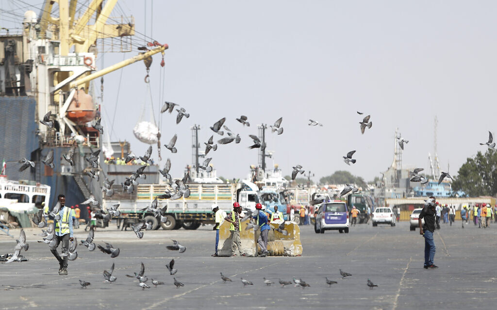 Des ouvriers travaillent sur le quai du port maritime de Berbera, dans le Somaliland, une région séparatiste de Somalie, le jeudi 10 février 2022. (Crédit : AP Photo/Brian Inganga)