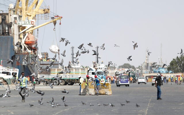 Des ouvriers travaillent sur le quai du port maritime de Berbera, dans le Somaliland, une région séparatiste de Somalie, le jeudi 10 février 2022. (Crédit : AP Photo/Brian Inganga)