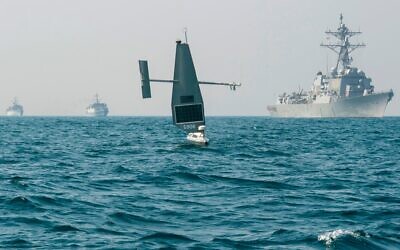 Sur cette photo diffusée par la marine américaine, des navires de surveillance sans équipage appelés « Saildrone Explorers » participent à un exercice naval conjoint entre les États-Unis et le Royaume-Uni dans le golfe Persique, le 7 octobre 2022. (Crédit : Roland Franklin, spécialiste en chef de la communication de masse / US Navy via AP)