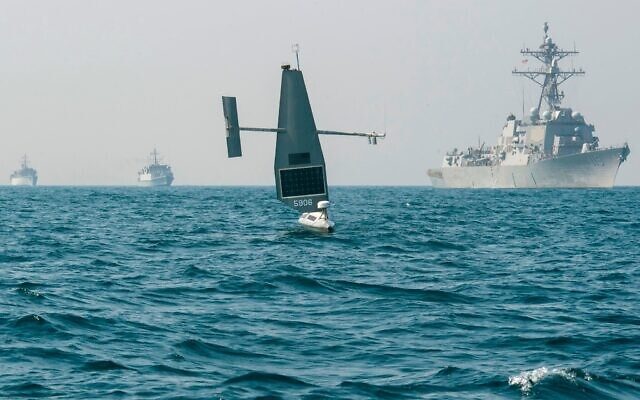 Sur cette photo diffusée par la marine américaine, des navires de surveillance sans équipage appelés « Saildrone Explorers » participent à un exercice naval conjoint entre les États-Unis et le Royaume-Uni dans le golfe Persique, le 7 octobre 2022. (Crédit : Roland Franklin, spécialiste en chef de la communication de masse / US Navy via AP)