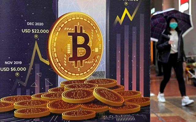 Une publicité pour la cryptomonnaie Bitcoin est affichée dans une rue de Hong Kong, le 17 février 2022. (Crédit: AP/Kin Cheung)