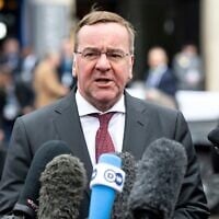 Le ministre allemand de la Défense, Boris Pistorius, s'exprimant lors d'une conférence de presse devant l'hôtel Bayerischer Hof, siège de la Conférence de Munich sur la sécurité, à Munich, en Allemagne, le 17 février 2023. (Crédit : Sven Hoppe/dpa via AP)