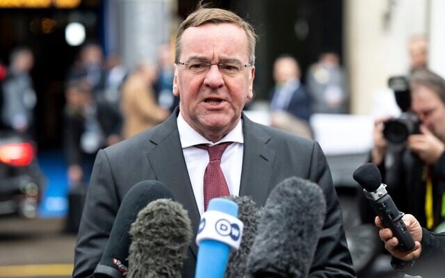 Le ministre allemand de la Défense, Boris Pistorius, s'exprimant lors d'une conférence de presse devant l'hôtel Bayerischer Hof, siège de la Conférence de Munich sur la sécurité, à Munich, en Allemagne, le 17 février 2023. (Crédit : Sven Hoppe/dpa via AP)