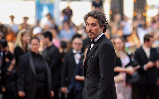 Vincent Elbaz pose pour les photographes à son arrivée à la première du film « Club Zero » lors du 76e Festival international du film de Cannes, dans le sud de la France, le lundi 22 mai 2023. (Photo : Vianney Le Caer/Invision/AP)