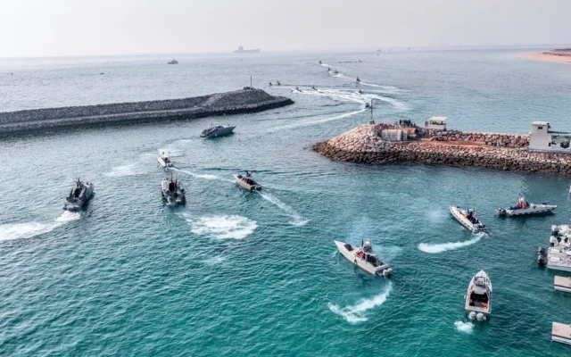Une photo de l'agence de presse des Gardiens de la révolution islamique montre les vedettes rapides de la Garde évoluer lors d'un exercice au large des îles contestées du golfe Persique. (Crédit ;:Sepahnews via AP)