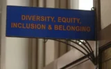 Le panneau positionné au-dessus de la porte du Bureau de la Diversité, de l'Équité, de l'Inclusion et de l'Appartenance dans le bâtiment administratif principal du campus de l'Université du Kansas, le 12 avril 2024 à Lawrence, dans le Kansas. (Photo AP/John Hanna, dossier)