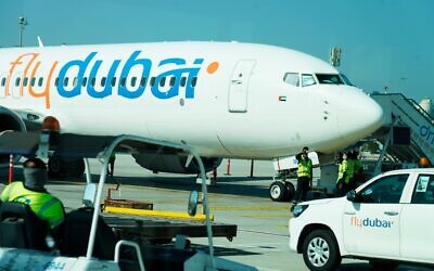Des employés préparant un vol FlyDubaï à l'aéroport international de Dubaï, à Dubaï, aux Émirats arabes unis, le 18 octobre 2024. (Crédit : Jon Gambrell/AP Photo)